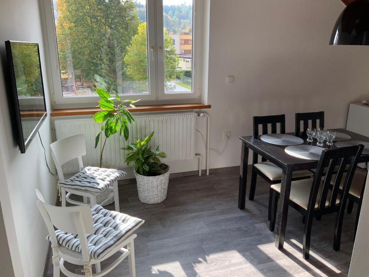 Apartman V Podkrovi Hostinné Esterno foto
