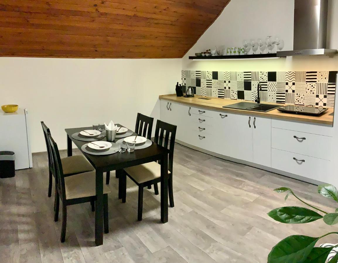 Apartman V Podkrovi Hostinné Esterno foto